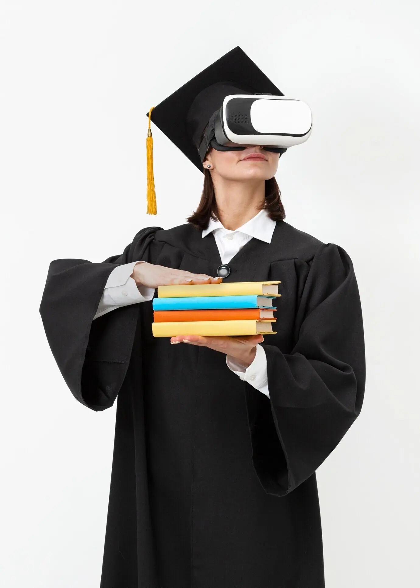 Frau in Abschlussrobe und Kappe trägt ein Virtual-Reality-Headset.